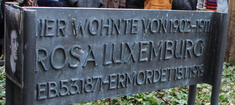 Bildvergrößerung: Gedenktafel mit Aufschrift: Hier wohnte von 1902 bis 1911 Rosa Luxemburg