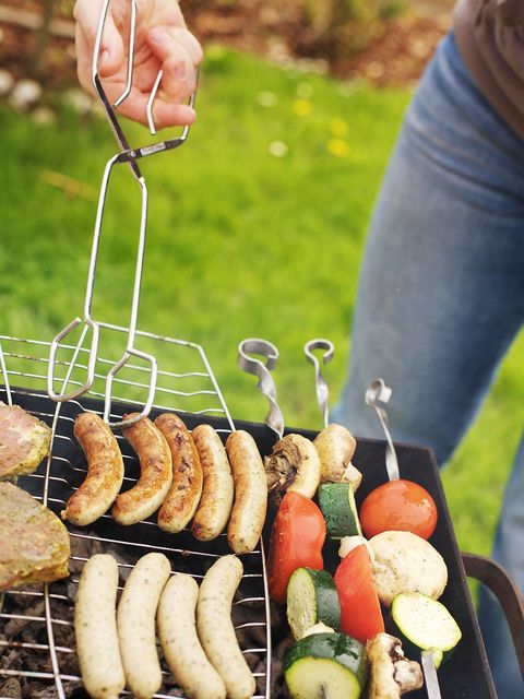 Grill belegt mit Bratwurst und Gemüse