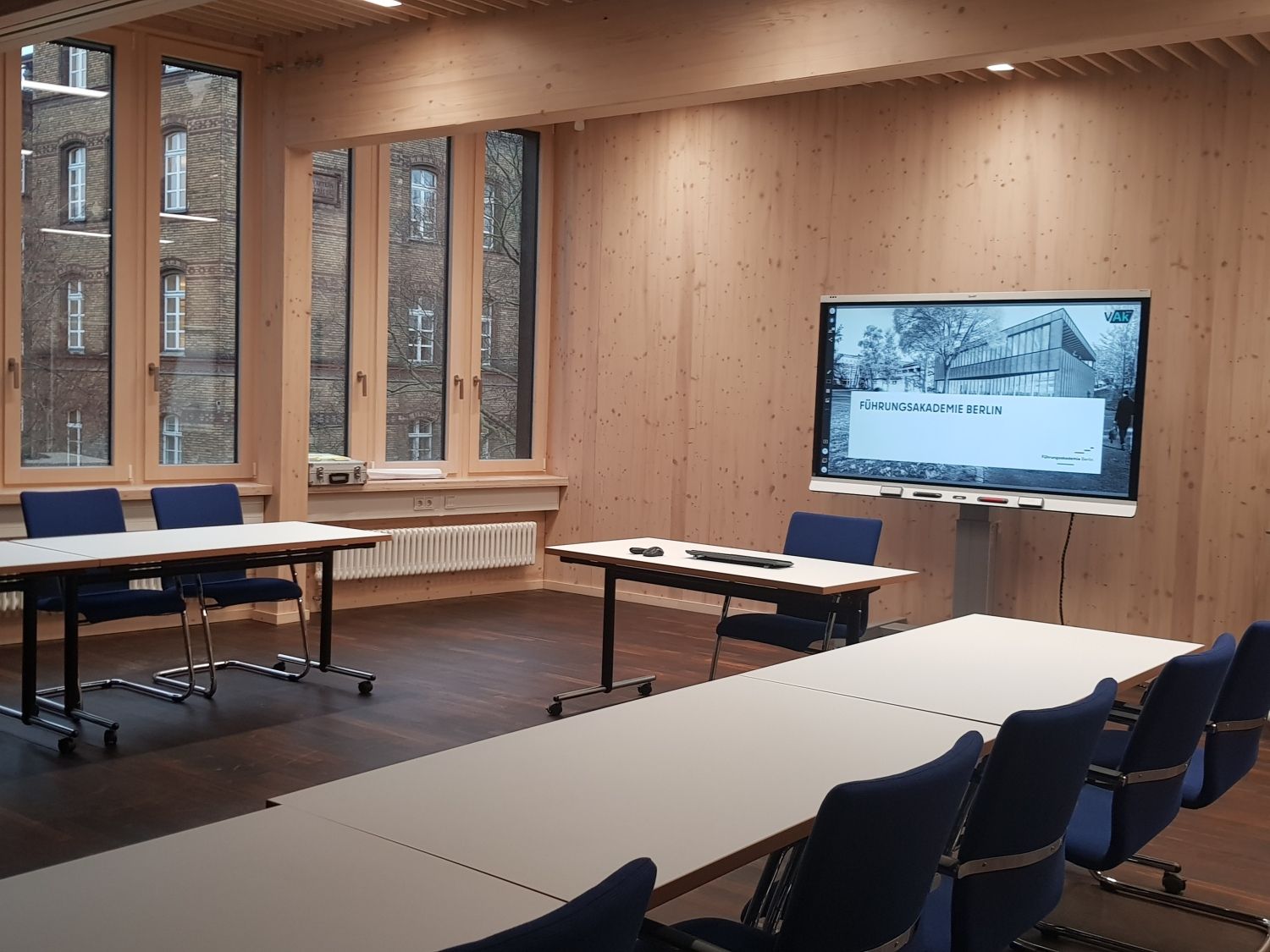 Blick in ein Seminarraum des Haus 3 der VAk mit einem Smartboard auf dem Führungsakademie Berlin steht