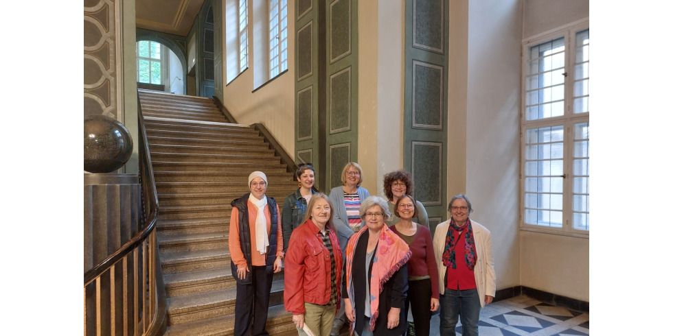 Gruppenfoto vom Frauenbeirat in der Eingangshalle des Rathauses Spandau 