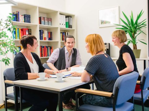 Mitarbeiter*innen im aus dem sozialen Bereich im Gespräch