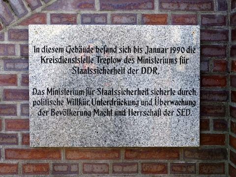 Bildvergrößerung: Gedenktafel - Kreisdienststelle Treptow des MFS der DDR