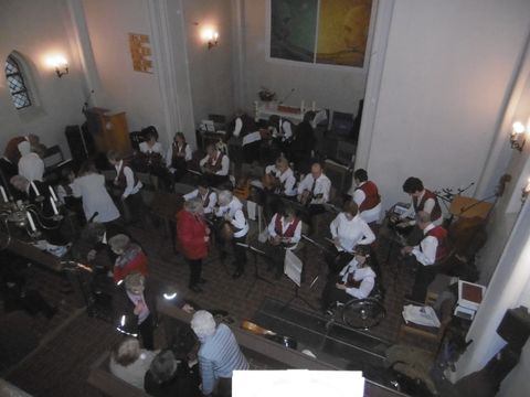 Musiker des Volksinstrumentenorchesters in einer Gruppe