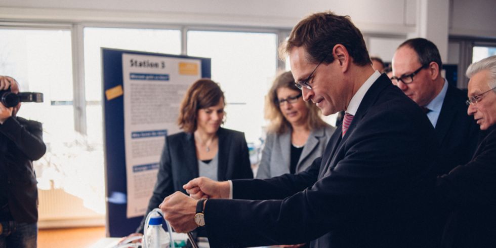 Der Regierende Bürgermeister Michael Müller Besucht Steglitz-Zehlendorf, hier beim Besuch der Fa. Knauer