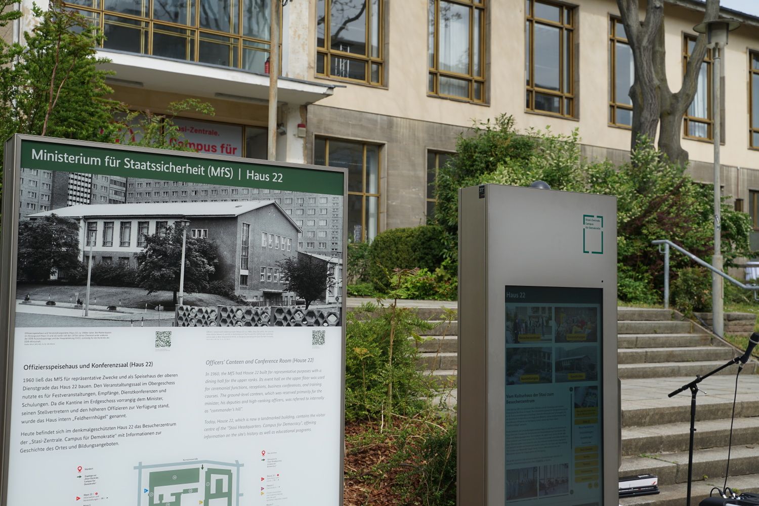 Info-Stelen vor Haus 22 auf dem Campus für Demokratie