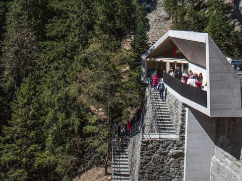 Blick auf das Viamala Besucherzentrum