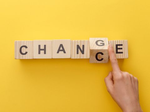 Frau, die Holzwürfel von Change zu Chance wechselt