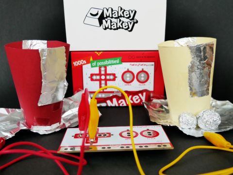 Makey Makey und Stapelbecher