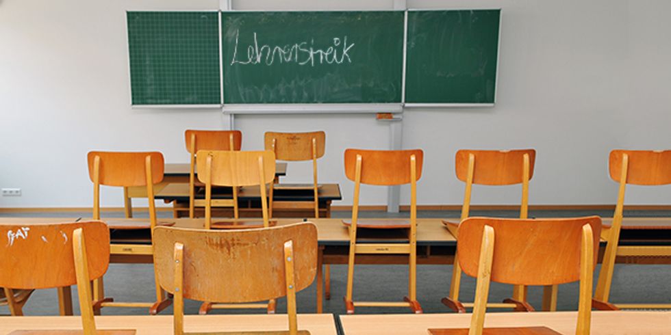 Klassenzimmer, Tafel mit Aufschrift Lehrerstreik