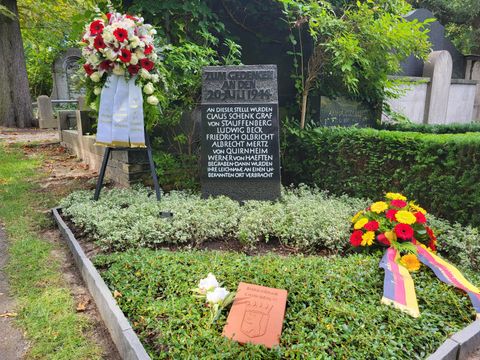 Bildvergrößerung: Auf einem Friedhof wurden an einer Gedenktafel Kränze niedergelegt.