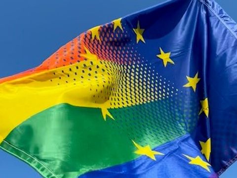 Bildvergrößerung: Auf dem “Equality Picnic” spielte der Sommerwind mit der Europa-Regenbogenfahne