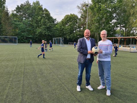 Bildvergrößerung: Bezirksstadtrat Frank Bewig (links) und Matthias Bienert, Vorstandsmitglied der Abteilung Fußball des SF Kladow e.V. auf dem Fussballplatz