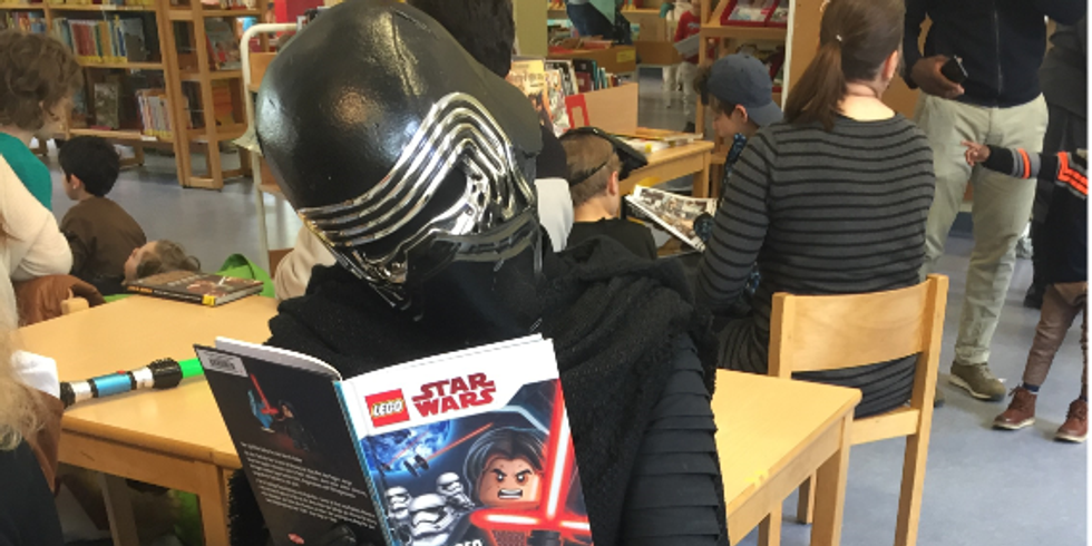 Ein verkleideter Darth Vader beim „Star Wars Reads Day“ 2023