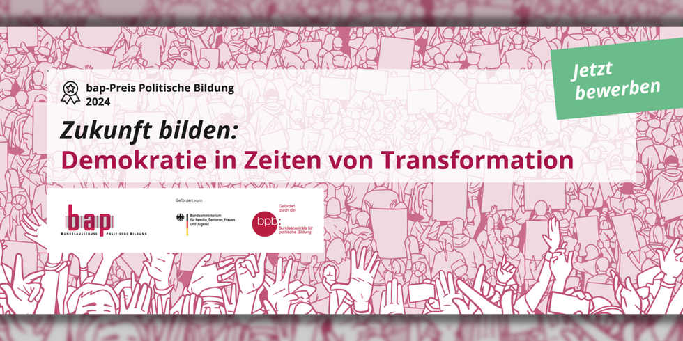 Vordergrund-Schriftzug: bap-Preis Politische Bildung 2024. Zukunft bilden: Demokratie in Zeiten von Transformation. Jetzt bewerben. Gefördert von Bundesministerium für Familie, Senioren, Frauen und Jugend und der Bundeszentrale für politische Bildung. Hintergrund-Bild: Zeichnung von Demonstrierenden