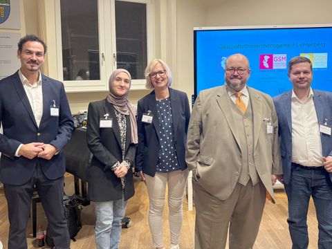 BU: v.l, Burhan Cetinkaya (Leiter Wirtschaftsförderung Lichtenberg), Jasmin Nurin (Projektleitung Wirtschaftsförderung Lichtenberg), Sabine Slapa (Geschäftsführerin dieraumplaner) Nils Busch-Petersen (Geschäftsführer des Handelsverbandes Berlin-Brandenburg), Martin Schaefer (CDU, Bezirksbürgermeister Lichtenberg)