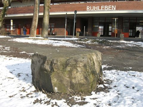 Als Naturdenkmal geschützter Findling vor dem U-Bhf Ruhleben