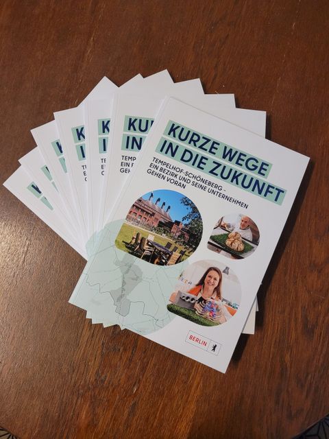 Bildvergrößerung: Auf einem Tisch liegen Broschüren mit der Aufschrift "Kurze Wege in die Zukunft".