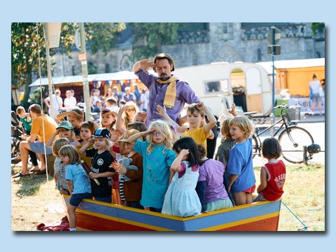 Kinder stehen in einem Boot mit einem Mann