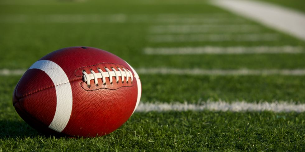 American-Football liegt auf dem Spielfeld