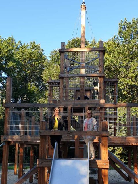 Bildvergrößerung: Bezirksstadträtin Katrin Schultze-Berndt (CDU) und Angela Gahlert, Spielplatzverwaltung (l.) auf dem sanierten Spielplatz Mäckeritzwiesen. 