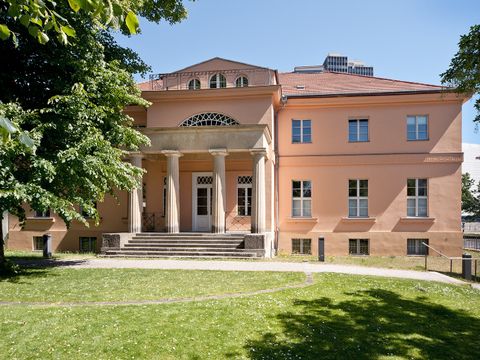 Auf der Rückseite des Gutshaus Steglitz befindet sich ein kleiner Garten