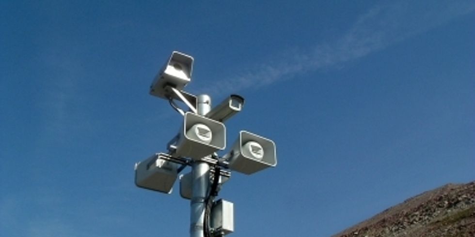 Ein Mast mit Kameras und Lautsprecher