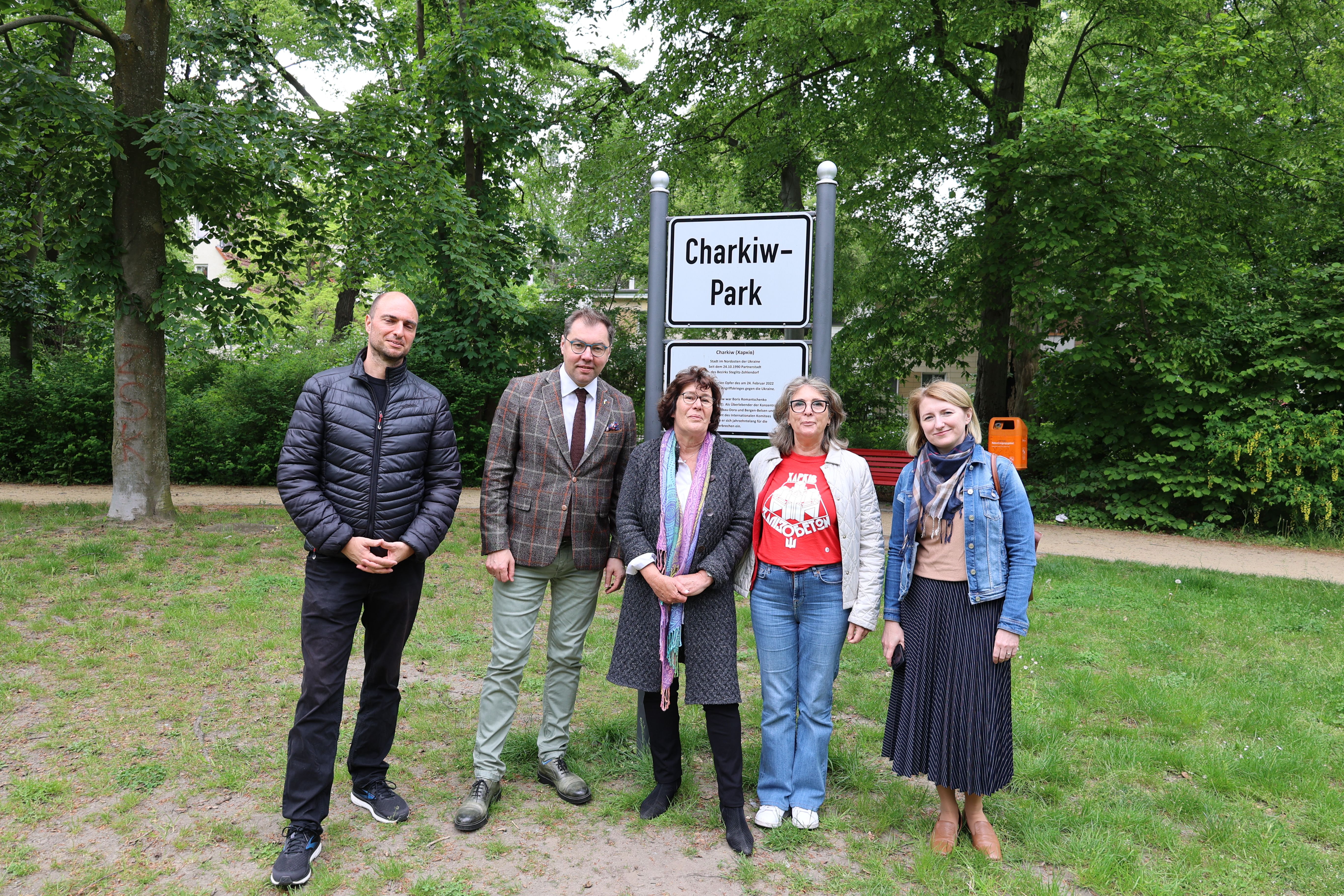 24. Oktober 2022 Charkiw-Park: Bezirksbürgermeisterin Schellenberg (Mitte) mit Botschafter Makejew (2.v.l.), Botschaftsrätin Podolyak (rechts), Olga Pischel (2.v.r.), Bezirksverordneter Carsten Berger (links)