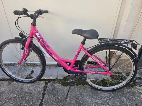 Rosa farbenes Kinderfahrrad