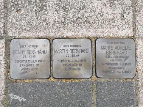 Bildvergrößerung: Stolperstein für Familie Bernhard