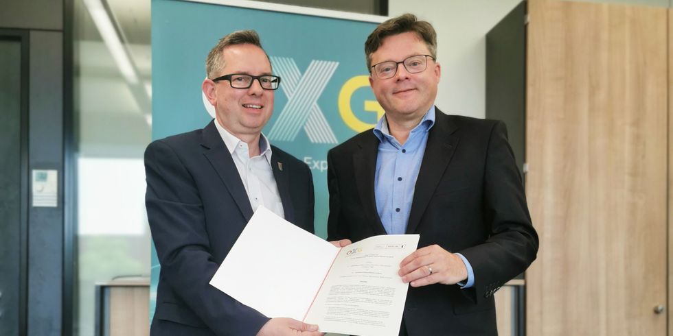 Bezirksbürgermeister Oliver Igel und Dr. Sören Trebst, Geschäftsführer von OXG, halten den gerade unterzeichneten "Letter of Intent" in ihren Händen