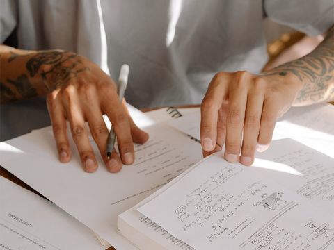 Nahaufnahme Hände mit Stift und Papier