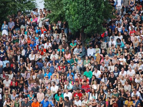 Sitzende Menschenmasse in Berlin