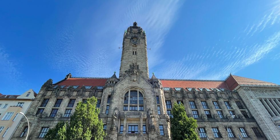 Rathaus Charlottenburg mit blauem Bären (Querformatformat)