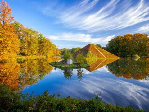 Blick auf den See mit Pyramide in der Parklandschaft Branitz 