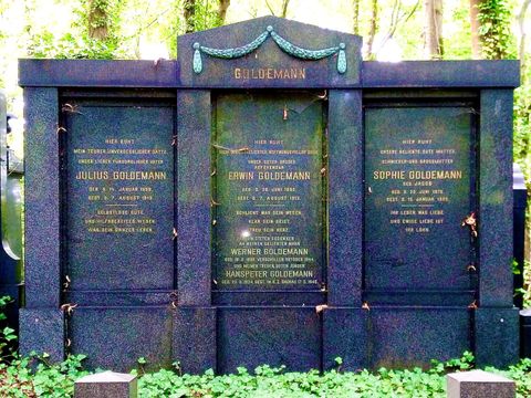 Familiengrabstein auf dem Jüdischen Friedhof Weissensee