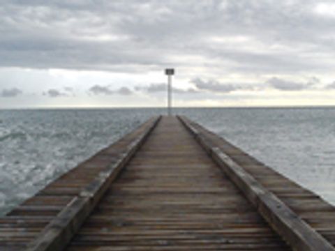 teaser_Ein Schienenstrang der ähnlich wie ein Steg in Wasser hinein reicht und am Horizont endet