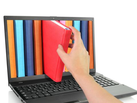 Laptop mit bunten Büchern