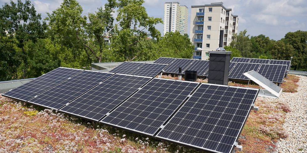 Solarzellen auf dem Wohnbebauung in der Jaczostraße 2