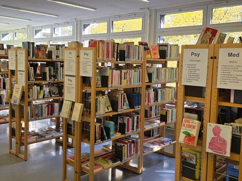 Besuche und Unterrichtsstunden in der Mittelpunkt Bibliothek in der Adalbertstraße stehen auf dem Lehrplan