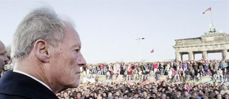 Bildvergrößerung: Willy Brandt beim Mauerfall am Brandenburger Tor, 10. November 1989