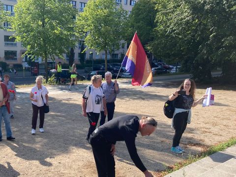 Stellvertretende Bezirksbürgermeister Oliver Nöll begrüßt internationalen Gäste am Spanienkämpferdenkmal