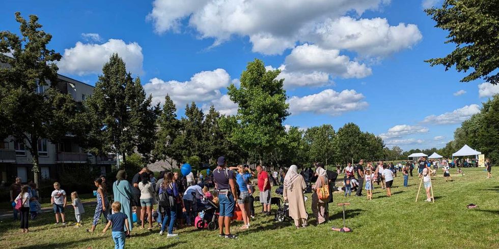 Menschen feiern auf der Wiese im Coloniapark