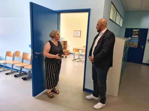 Bildvergrößerung: Auf dem Bild zu sehen: Schulleiterin Constanze Rosengart (links) erläuterte Bildungsstadtrat Frank Bewig (rechts) bei seinem Schulbesuch am zurückliegenden Freitag die Nutzung der neuen Gruppenräume. 