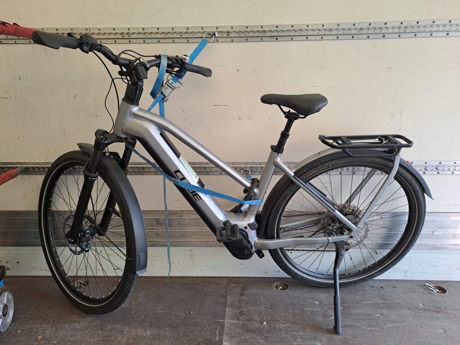 Silberfarbenes E-Bike