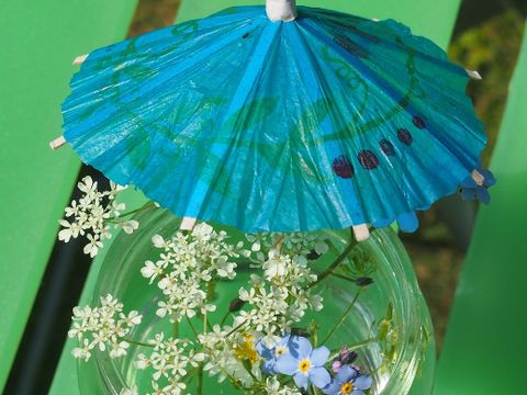 glas mit Wasser Sommerblumen Schirmchen