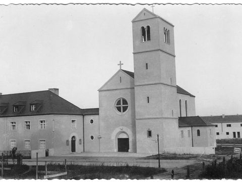 Bildvergrößerung: Eine schwarz-weiß Fotografie von einer Kirche mit Turm.