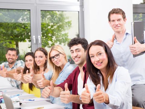 Eine begeisterte Gruppe von jungen Menschen beim Lernen