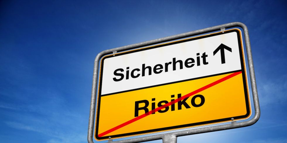 Ortsschild Sicherheit statt Risiko