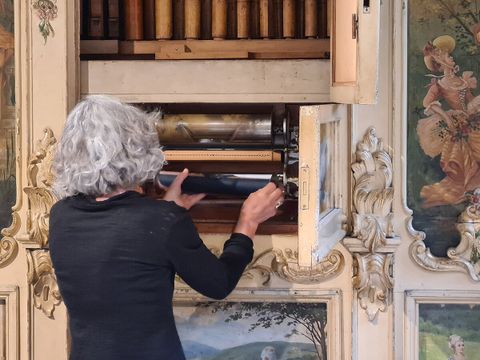 Bedienung des Orchestrions in der Ausstellung "Musica di strada"