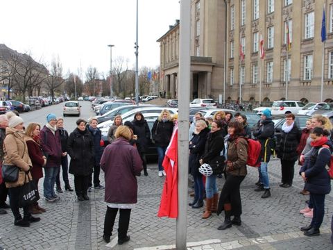 Bildvergrößerung: Bezirksbürgermeisterin Angelika Schöttler ging in ihrer Rede insbesondere auf die Gruppe der Alleinerziehenden ein.